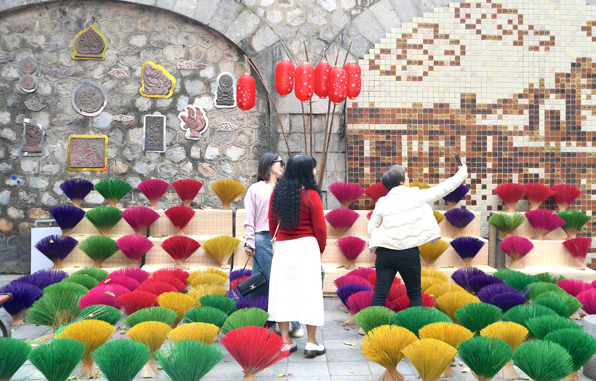 Không gian trải nghiệm phố bích hoạ Phùng Hưng là điểm nhấn với không gian mở, kết hợp hài hòa giữa nghệ thuật bích họa và cảnh quan đô thị. Ảnh: Phạm Sỹ.