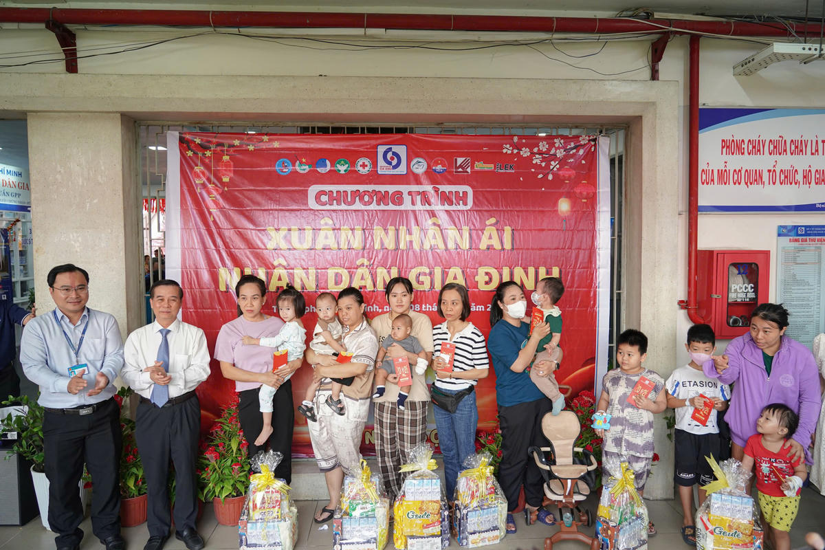 Bệnh viện tặng quà cho bệnh nhân có hoàn cảnh khó khăn. Ảnh: M.T