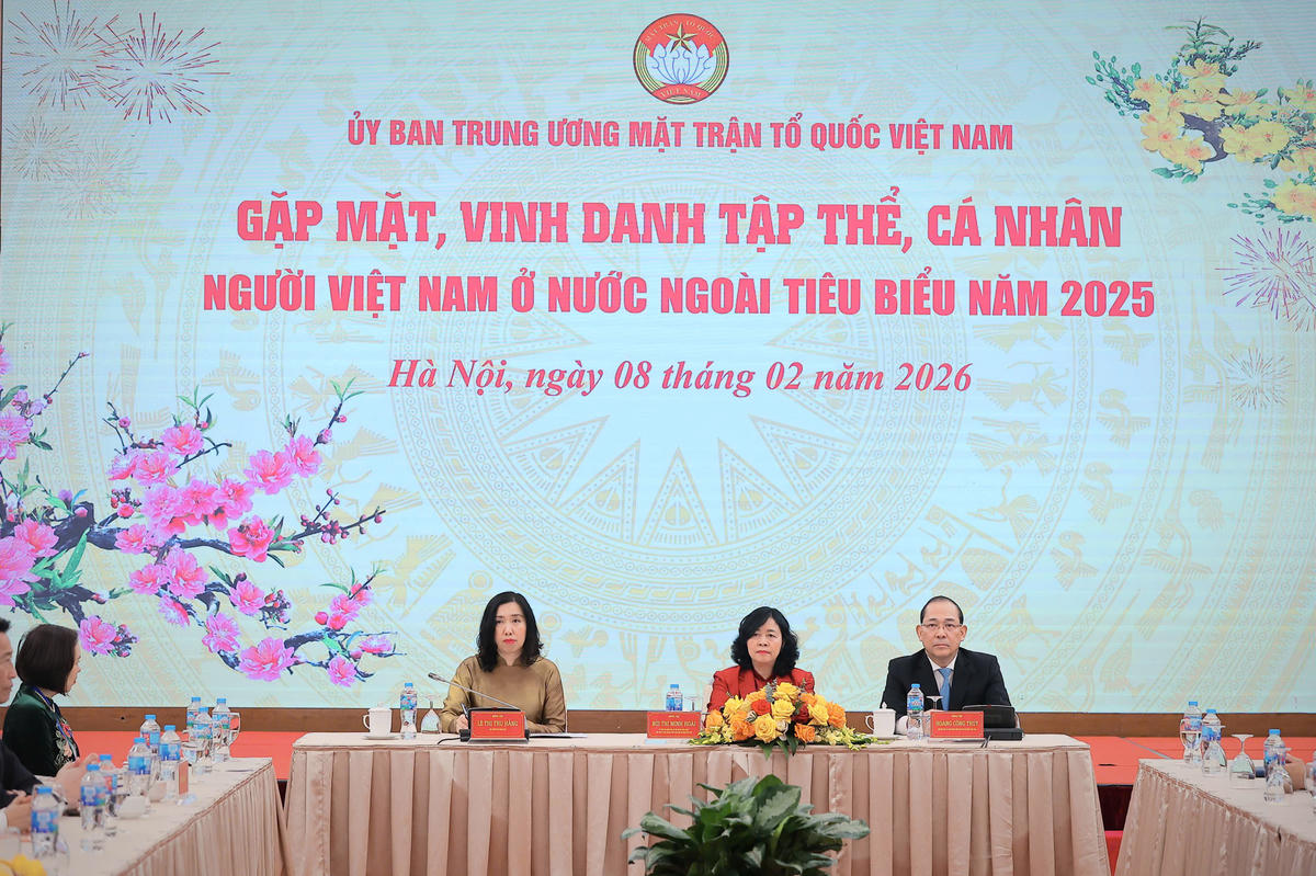 Ủy viên Bộ Chính trị, Bí thư Trung ương Đảng, Chủ tịch UBTƯ MTTQ Việt Nam&nbsp;Bùi Thị Minh Hoài và các đại biểu chủ trì cuộc gặp mặt. Ảnh: Hoài Nam.