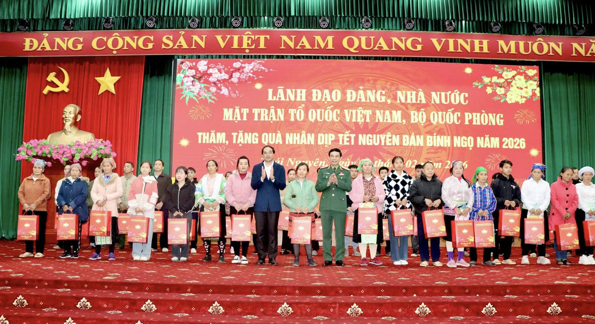 Đại tướng Phan Văn Giang và Bí thư Tỉnh ủy Thái Nguyên Trịnh Xuân Trường trao quà Tết cho người dân nghèo. Ảnh: Toán Nguyễn.