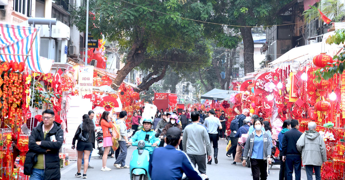 Sự kết hợp hài hòa giữa chợ hoa truyền thống và không gian trải nghiệm văn hóa đã giúp Chợ hoa Xuân phố cổ 2026, đặc biệt là phố bích họa Phùng Hưng, trở thành điểm đến hấp dẫn và độc đáo trong những ngày giáp Tết. Không chỉ góp phần làm đẹp thêm diện mạo đô thị, sự kiện còn lan tỏa giá trị văn hóa truyền thống theo cách nhẹ nhàng, gần gũi, phù hợp với nhịp sống. Ảnh: Phạm Sỹ.
