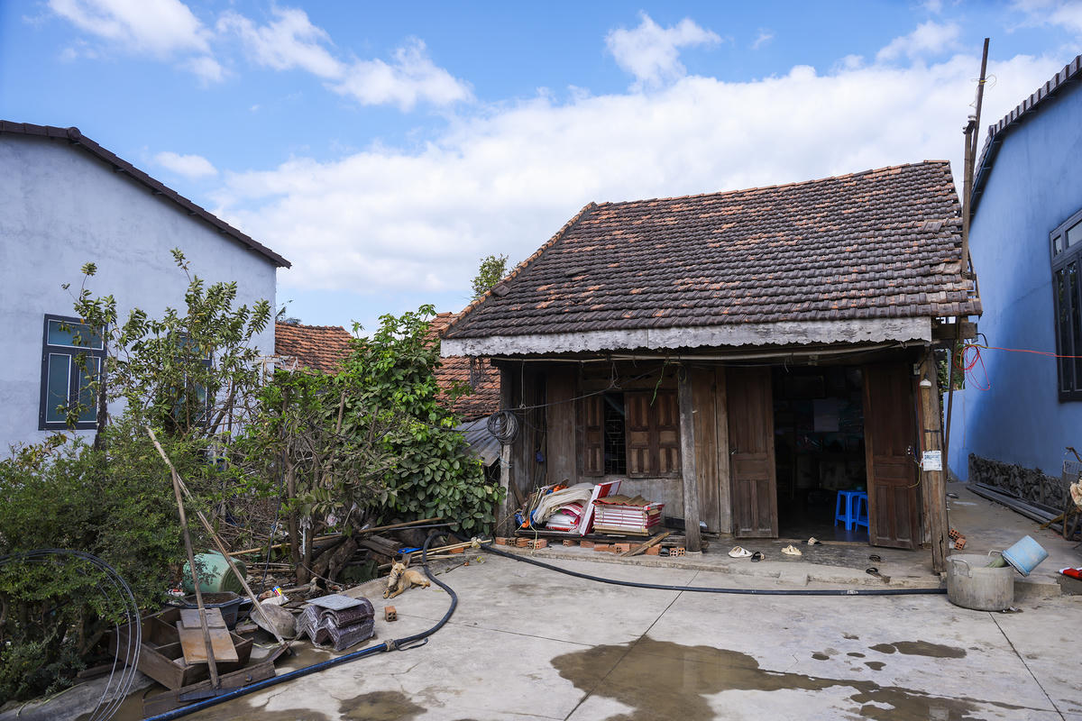 Ngôi nhà cũ của bà Lê Thị Hà xây dựng từ năm 1989 nay đã xuống cấp nghiêm trọng. Ảnh: Quang Vinh