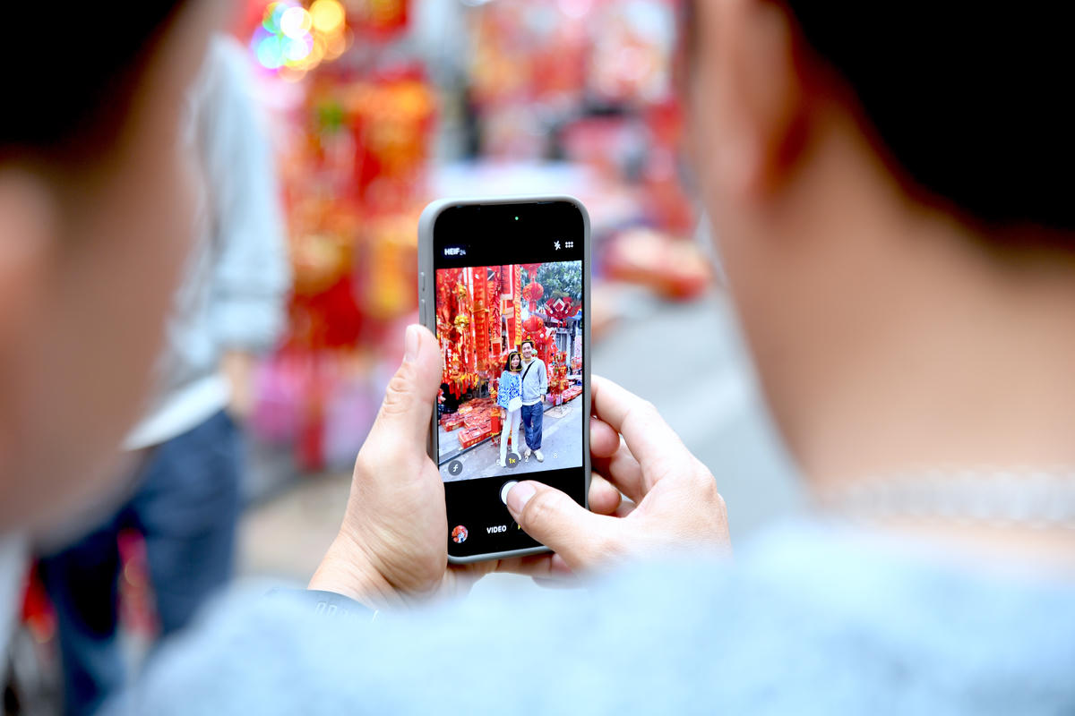 Không chỉ là nơi người dân sắm sửa Tết, chợ hoa Xuân phố cổ còn trở thành điểm check-in được du khách trong và ngoài nước yêu thích khi ghé thăm Thủ đô trong dịp này, lưu giữ những khoảnh khắc xuân rộn ràng, tươi mới. Ảnh: Phạm Sỹ.