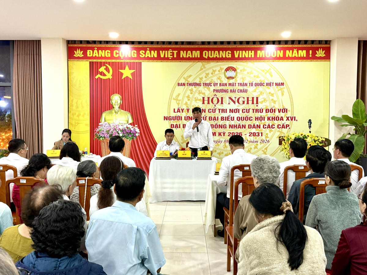 Ông Trần Thanh Bình, Chủ tịch Ủy ban Mặt trận Tổ quốc Việt Nam phường và ông Phan Hữu Phụng, Phó Chủ tịch UBND phường Hải Châu điều hành hội nghị. Ảnh: Nguyễn Tú