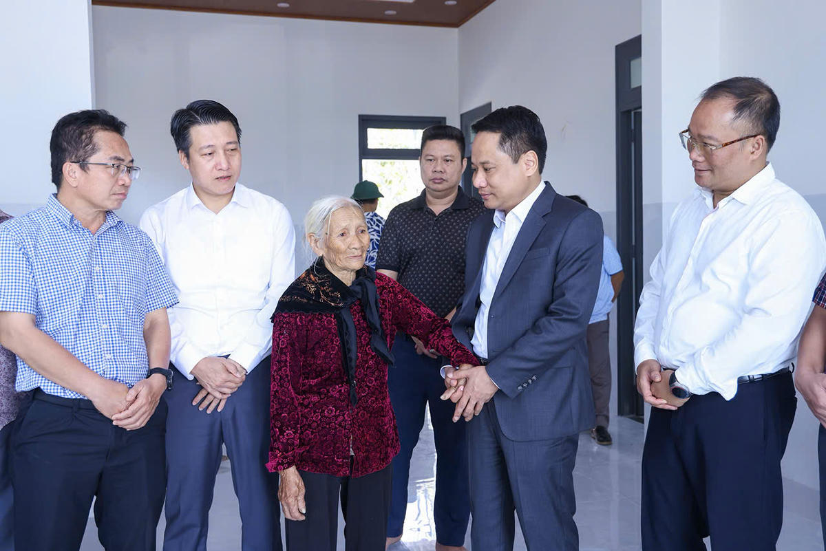 Tổng Biên tập Báo Đại đoàn kết Trương Thành Trung thăm hỏi, chia sẻ niềm vui và chúc gia đình bà Lê Thị Hà đón một mùa Xuân mới ấm áp, hạnh phúc trong căn nhà mới.&nbsp; Ảnh: Quang Vinh