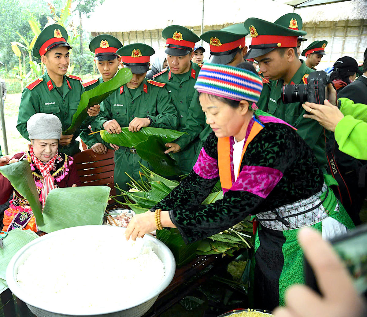 Hoạt động gói bánh chưng xanh vì người nghèo diễn ra trong không khí ấm áp, gắn kết các thế hệ cùng chung tay gìn giữ nét đẹp Tết Việt. Ảnh: Phạm Sỹ.