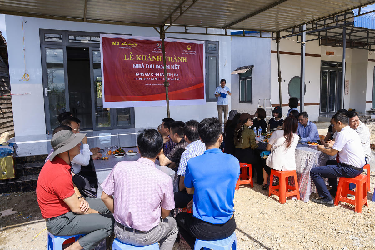 Chính quyền địa phương cùng cán bộ, phóng viên báo Đại Đoàn kết tham dự buổi lễ khánh thành nhà đại đoàn kết. Ảnh: Quang Vinh