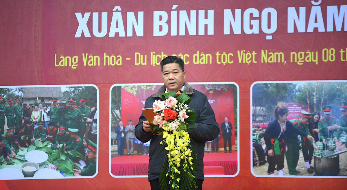 Ông Trần Mạnh Hùng - Phó Cục trưởng, Cục Văn hoá các dân tộc Việt Nam phát biểu tại chương trình “Bánh chưng xanh – Tết vì người nghèo” 2026. Ảnh: Phạm Sỹ.. 