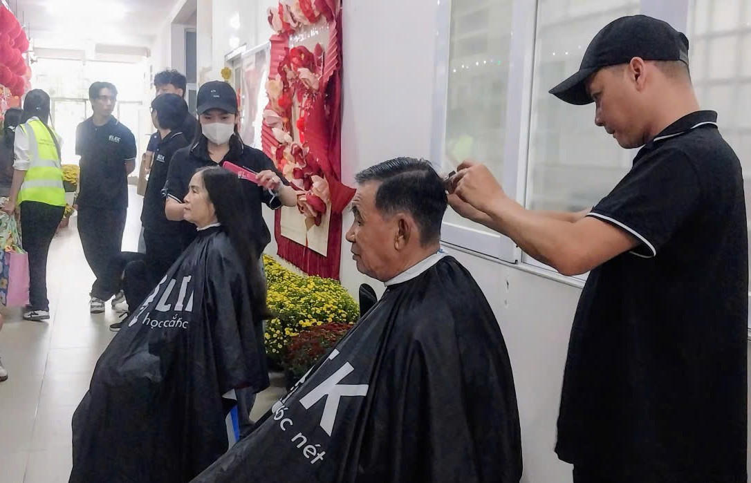 Người bệnh được cắt tóc, gội đầu miễn phí. Ảnh: S.X