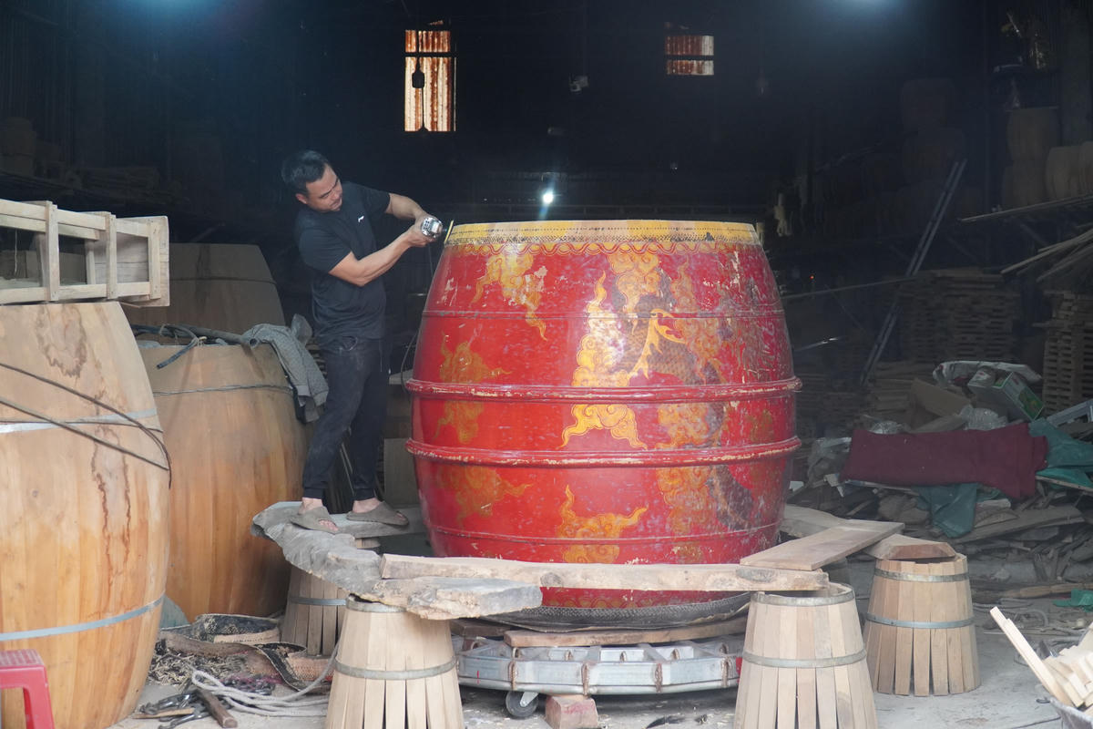 Người trẻ ở làng nghề làm trống Đọi Tam quyết tâm giữ nghề. 	Ảnh: Đình Minh