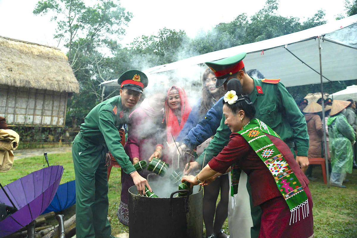 Sau khi hoàn tất công đoạn gói bánh, đồng bào các dân tộc thiểu số tiếp tục quây quần bên bếp lửa để luộc bánh chưng, kiên nhẫn canh lửa suốt nhiều giờ liền. Trong ánh lửa hồng ấm áp, những chiếc bánh chưng xanh dần chín, không chỉ mang hương vị Tết truyền thống mà còn gửi gắm thông điệp về sự gắn bó, đoàn kết và sẻ chia giữa cộng đồng các dân tộc Việt Nam. Ảnh: Phạm Sỹ.