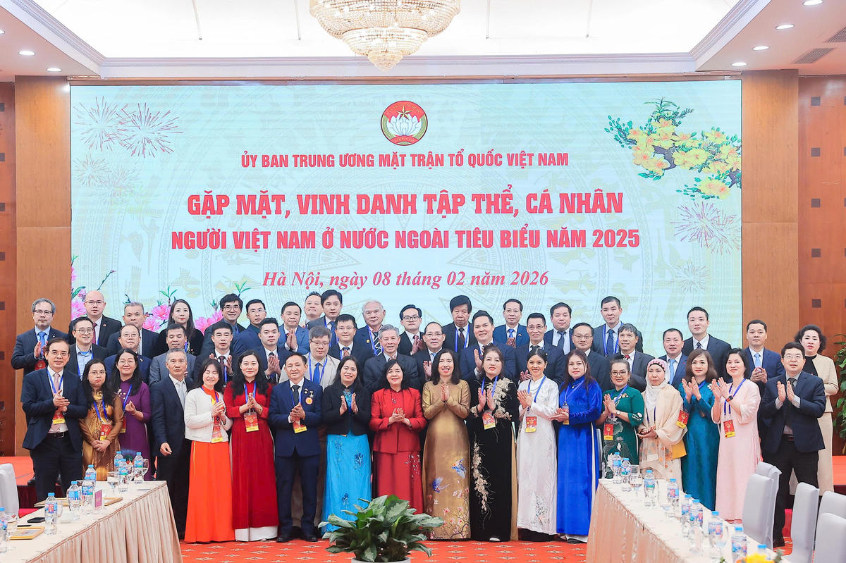 Chủ tịch Bùi Thị Minh Hoài chụp ảnh lưu niệm cùng các đại biểu tham dự cuộc gặp mặt. Ảnh: Hoài Nam.