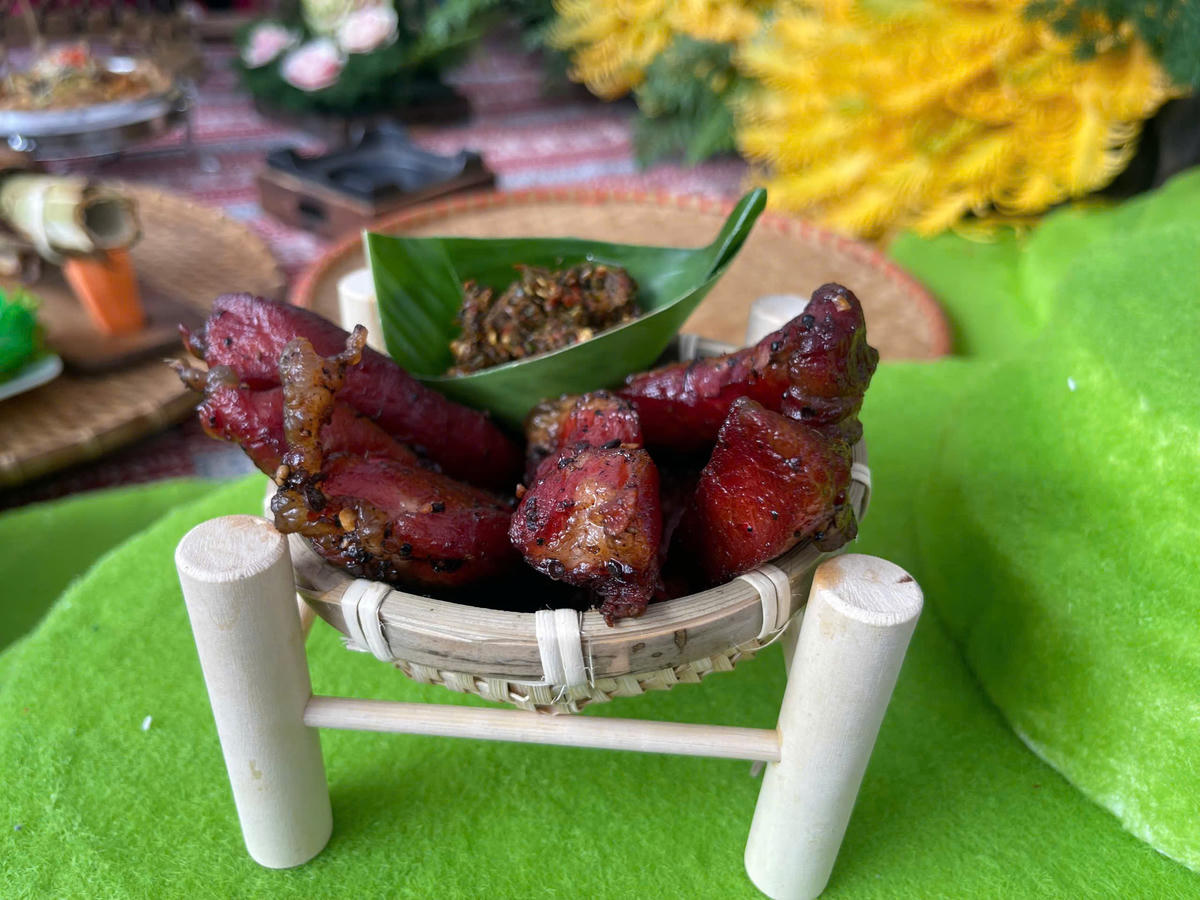 Với món thịt sấy, vị đặc trưng chủ đạo không thể thiếu chính là "mắc khén".