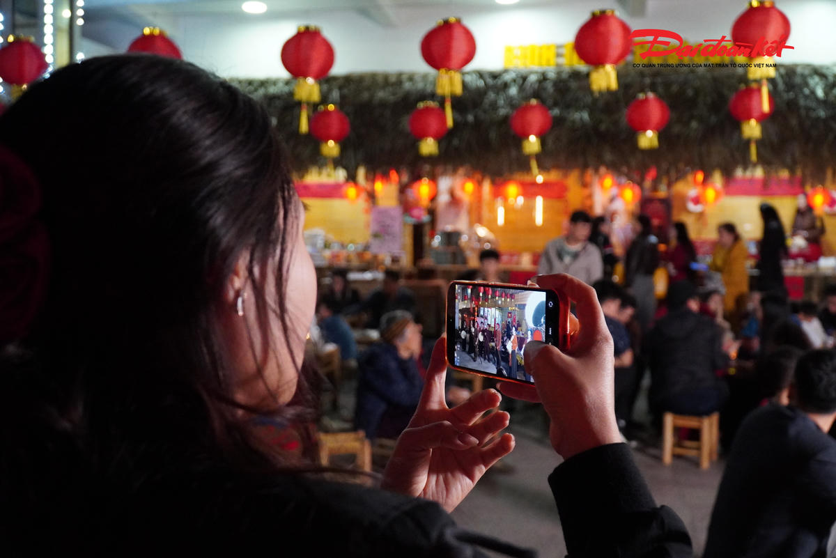Du khách, người dân ghi lại hình ảnh đặc sắc tại chương trình Tết xưa. Ảnh: HN.