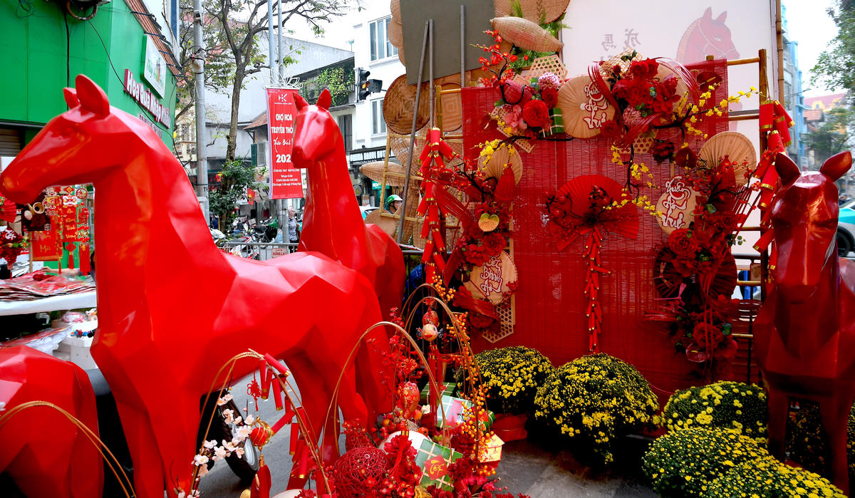 Bên cạnh đó, các nút giao thông, công trình di tích, kiến trúc có giá trị cùng khu vực không gian bích họa phố Phùng Hưng đều được chăm chút bằng hệ thống tiểu cảnh hoa và mô hình trang trí sinh động, bắt mắt. Sự kết hợp hài hòa giữa ánh sáng, cảnh quan và yếu tố mỹ thuật không chỉ làm nổi bật vẻ đẹp đô thị những ngày giáp Tết, mà còn góp phần đưa các giá trị văn hóa truyền thống đến gần hơn với người dân và du khách theo cách nhẹ nhàng, dễ cảm nhận. Ảnh: Phạm Sỹ.. 