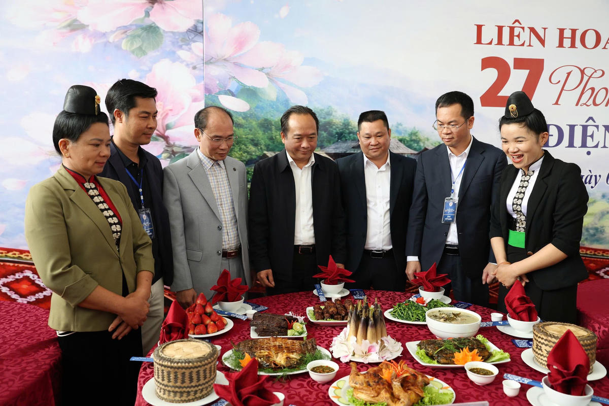 Phó Chủ tịch UBND tỉnh Điện Biên Nguyễn Minh Phú cùng các đại biểu tham dự tại liên hoan.