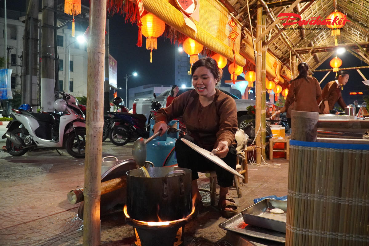 Những gian hàng, hoạt động văn hóa, văn nghệ thu hút người xem. Ảnh: HN.