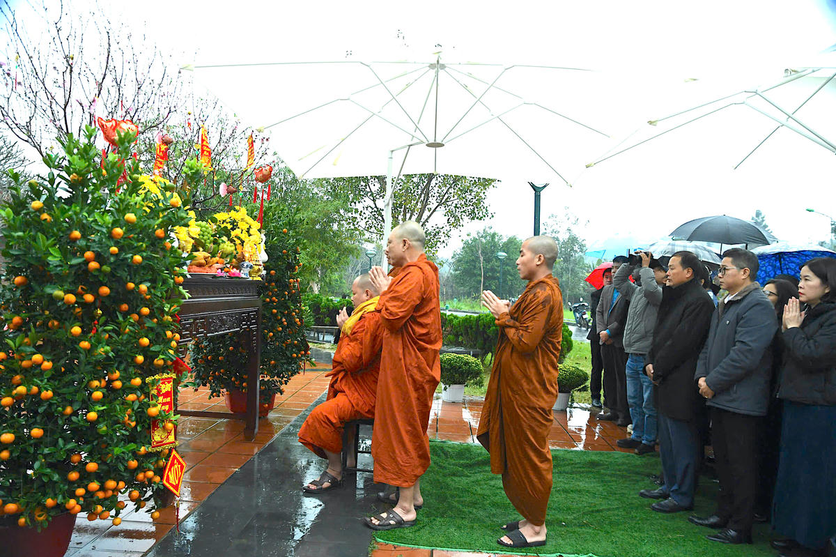 Lễ dựng cây Nêu Xuân Bính Ngọ 2026 được tổ chức trang nghiêm, tái hiện phong tục Tết truyền thống của dân tộc Kinh với ước vọng bình an, hạnh phúc cho năm mới. Ảnh: Phạm Sỹ.