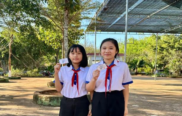 Trao tặng thẻ bảo hiểm y tế cho học sinh có hoàn cảnh khó khăn tại Trường TH &amp; THCS Thanh Bình. Ảnh: Thanh Hường.