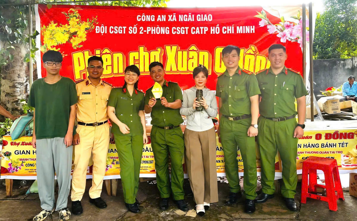 Đội CSGT Số 2 - PC08 (Công an TP Hồ Chí Minh) tổ chức phiên chợ Xuân 0 đồng cho người dân. Ảnh: CTV.