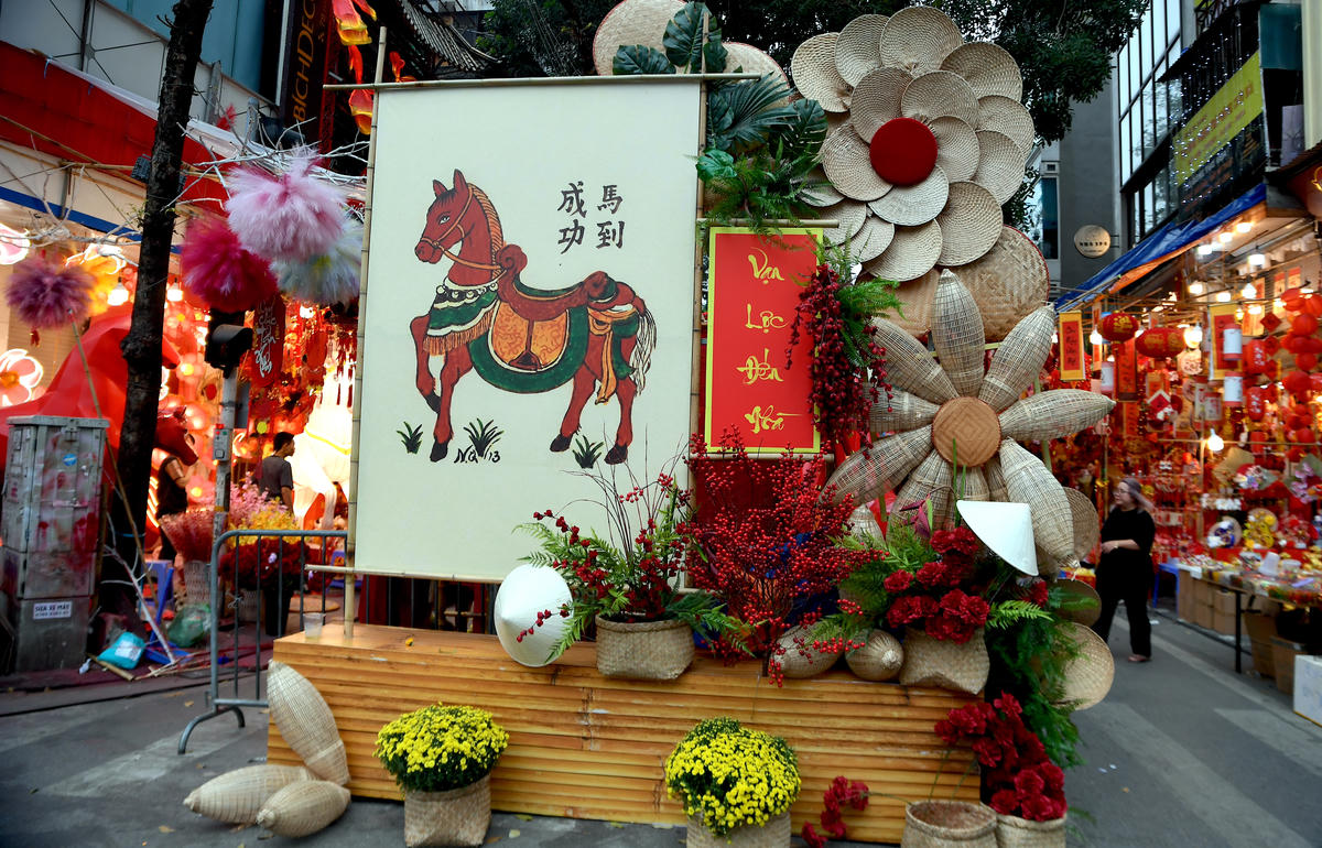 Nhằm tạo dựng một không gian văn hóa giàu bản sắc, nơi các hoạt động trải nghiệm vừa đậm hơi thở truyền thống vừa mang tinh thần sáng tạo đương đại, công tác trang trí và chiếu sáng được triển khai đồng bộ trên toàn khu vực. Các cổng chào được lắp dựng trang trọng tại những tuyến phố đặc trưng như Hàng Lược, Hàng Mã và phố bích họa Phùng Hưng, góp phần định hình diện mạo xuân rộn ràng cho không gian phố cổ. Ảnh: Phạm Sỹ.