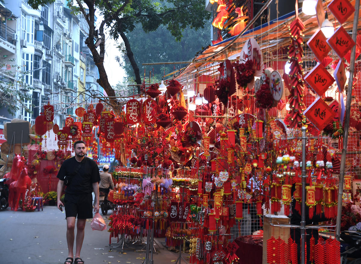 Không gian “Phố xưa” trên phố Hàng Mã, tái hiện không gian buôn bán truyền thống của Hà Nội xưa mang đến những ký ức hoài cổ về một nét văn hoá của đất Kinh Kỳ. Ảnh: Phạm Sỹ.