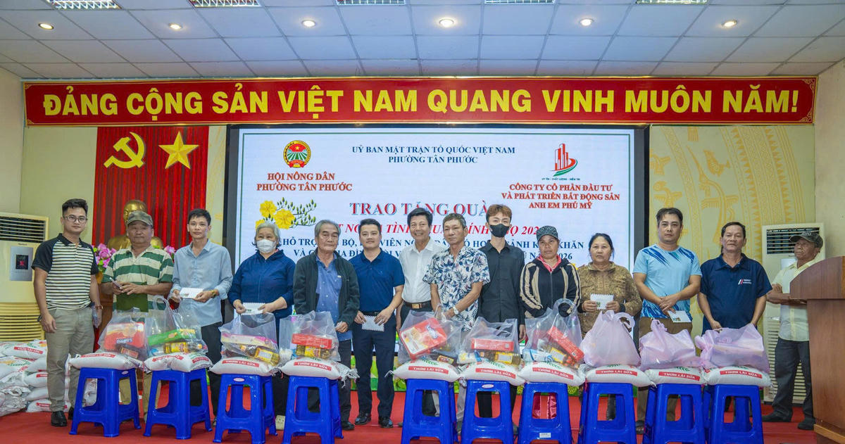 Tặng quà Tết cho người dân tại phường Tân Phước. Ảnh: CTV.