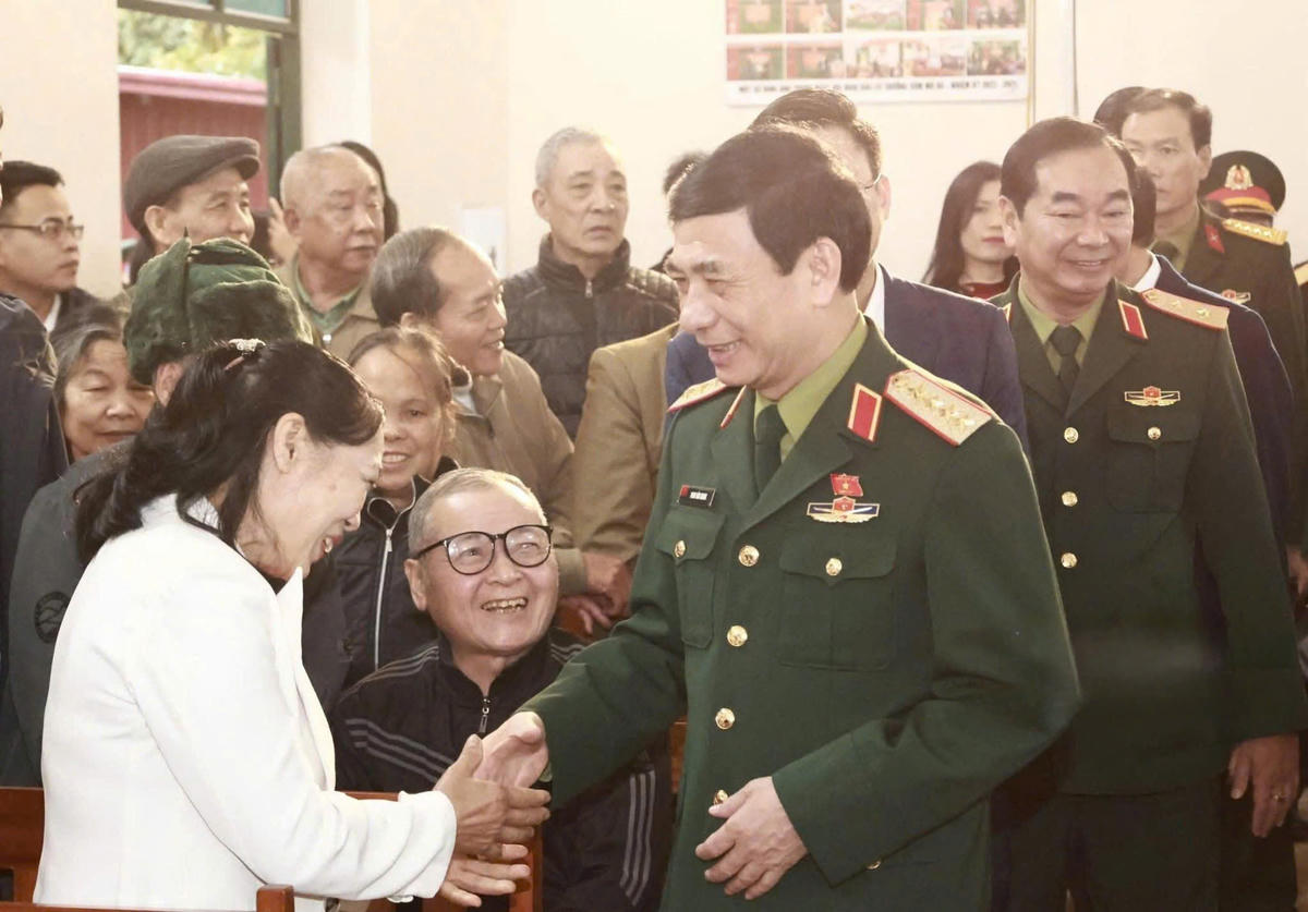 Đại tướng Phan Văn Giang - Ủy viên Bộ Chính trị, Bộ trưởng Bộ Quốc phòng nói chuyện với người dân. Ảnh: TN.