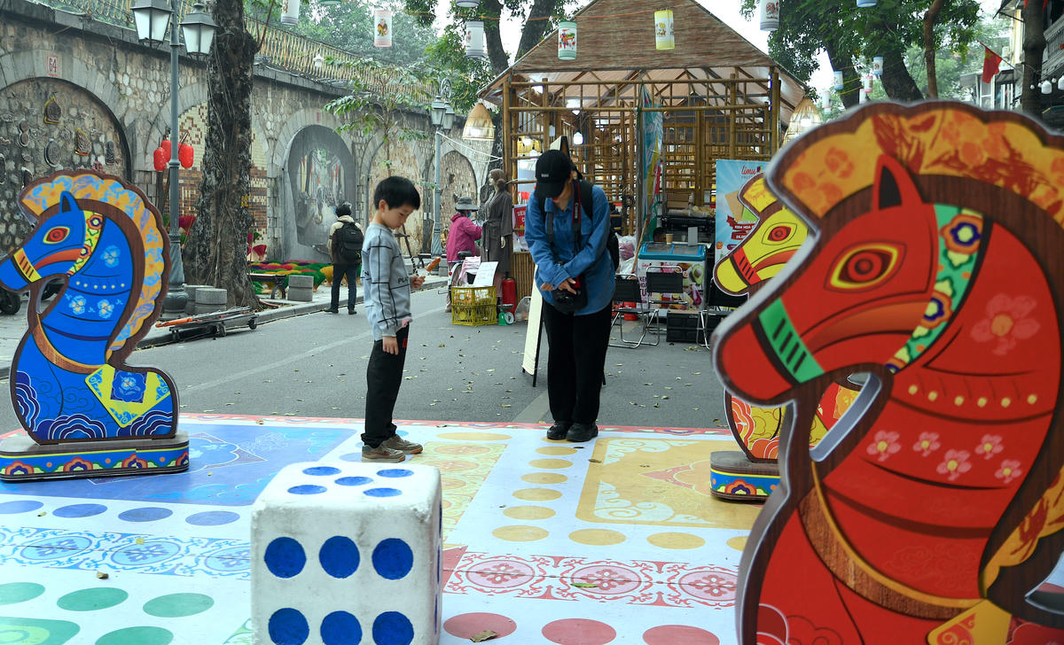 Khu vực trưng bày tiểu cảnh bàn cá ngựa trên phố bích họa Phùng Hưng được bố trí hài hòa trong không gian xuân, trở thành điểm check-in thu hút người dân và du khách khi dạo chợ hoa. Ảnh: Phạm Sỹ.