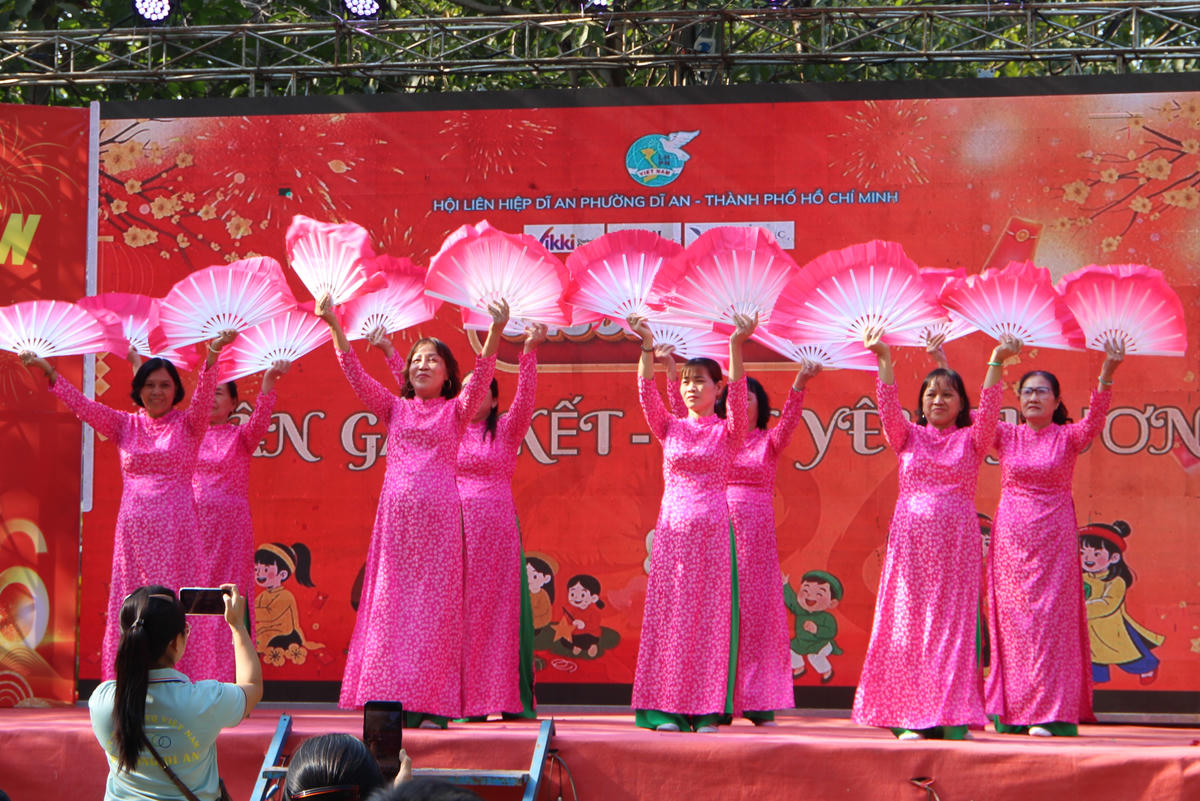 Một tiết mục văn nghệ phục vụ người dân. Ảnh: Q.Đ.