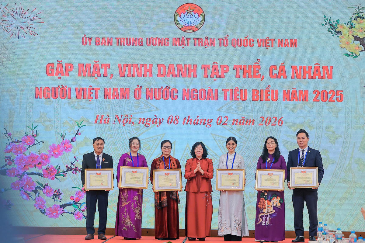 Chủ tịch UBTƯ MTTQ Việt Nam Bùi Thị Minh Hoài trao Bằng khen cho&nbsp;các tập thể và cá nhân tiêu biểu là người Việt Nam ở nước ngoài. Ảnh: Hoài Nam.