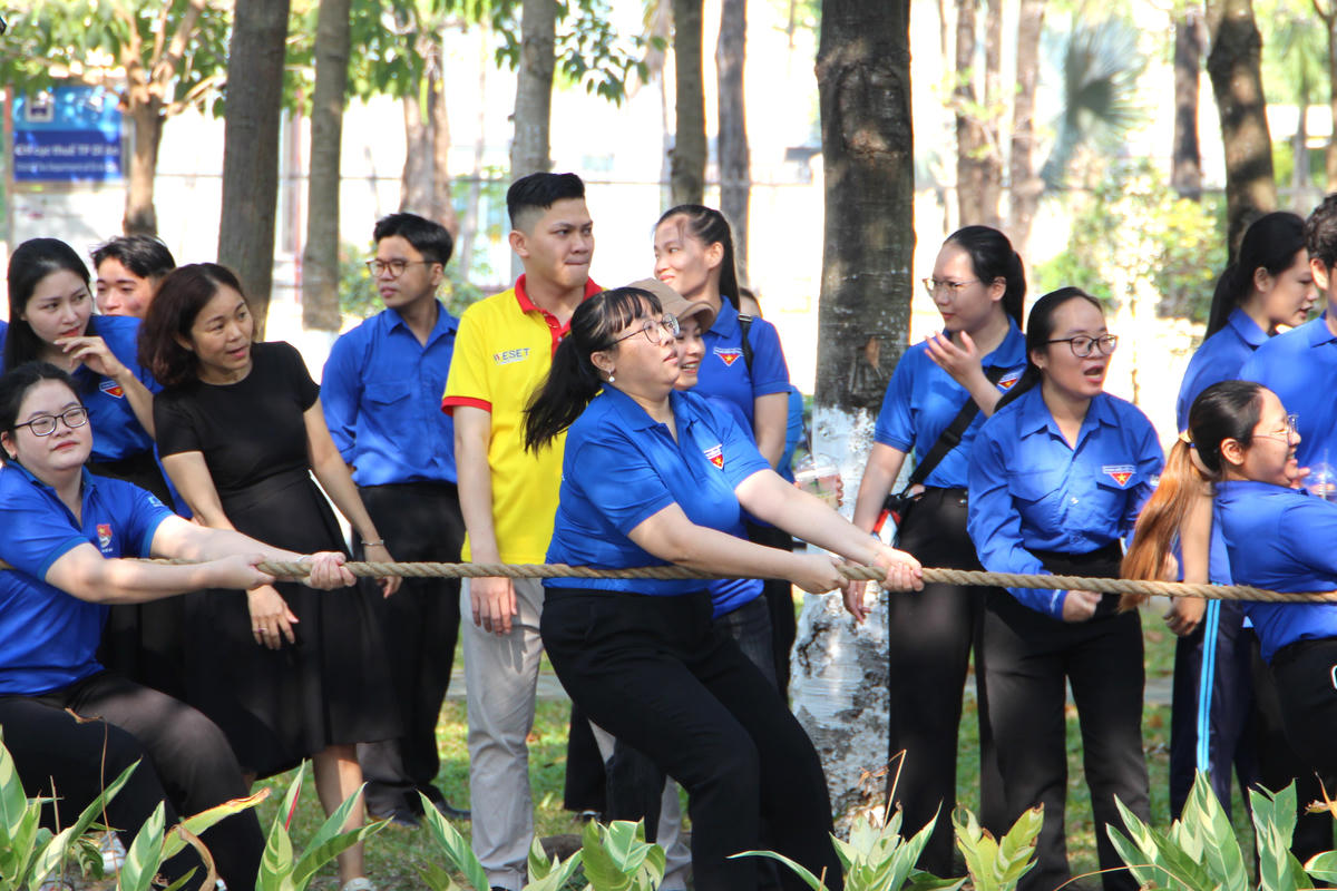 Các đoàn viên, thanh niên chơi trò kéo co tại ngày hội. Ảnh: Q.Đ.