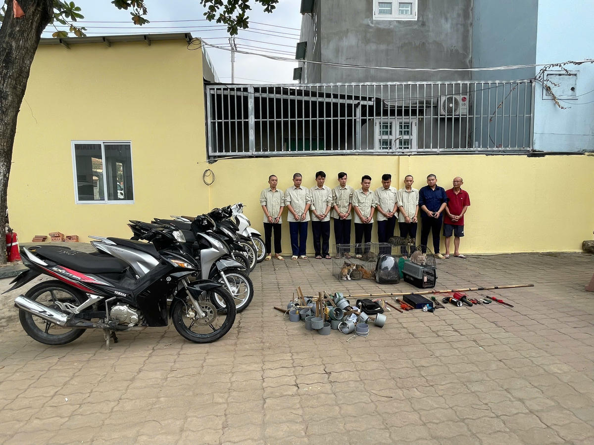 Các đối tượng cùng các bằng chứng, tang vật. Ảnh: CA.