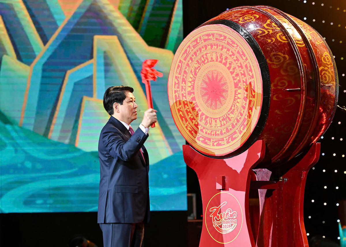 Chủ tịch nước Lương Cường đánh trống khai Xuân (Ảnh: Thuỷ Nguyên)