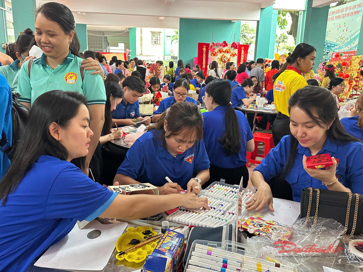 Quang cảnh các hoạt động tại ngày hội. Ảnh: Hồng Phúc.