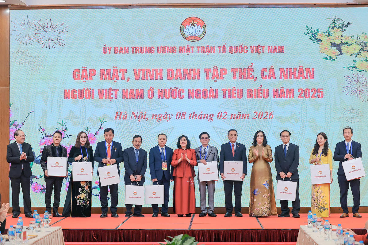 Chủ tịch Bùi Thị Minh Hoài và Phó Chủ tịch Hoàng Công Thủy trao Bằng khen cho các tập thể và cá nhân tiêu biểu là người Việt Nam ở nước ngoài. Ảnh: Hoài Nam.