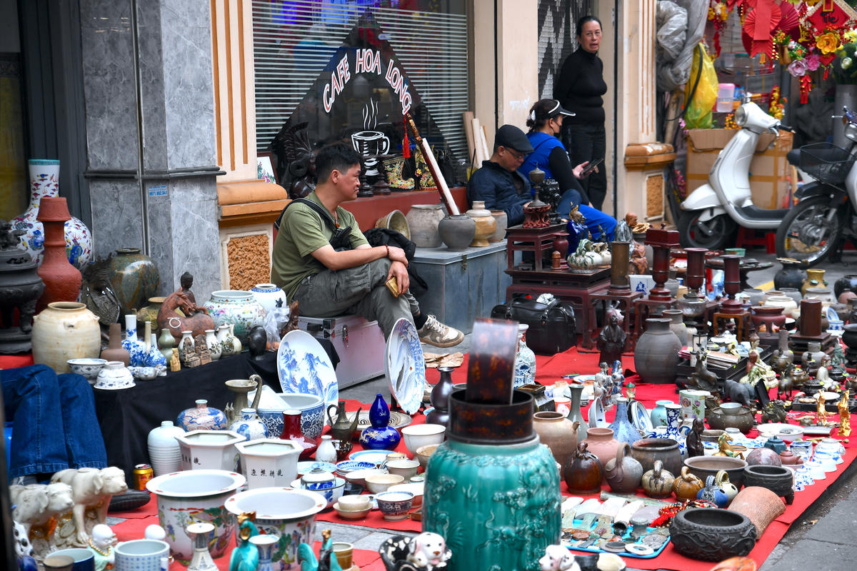 Dạo bước trên phố Hàng Lược, du khách có thể khám phá khu Đồ xưa – nơi trưng bày các mặt hàng giả cổ được tái hiện trong không gian mô phỏng nhà cổ. Ảnh: Phạm Sỹ.