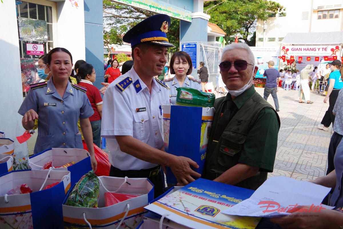 Cảnh sát biển tặng quà cho hộ dân tại chương trình. Ảnh: M.C