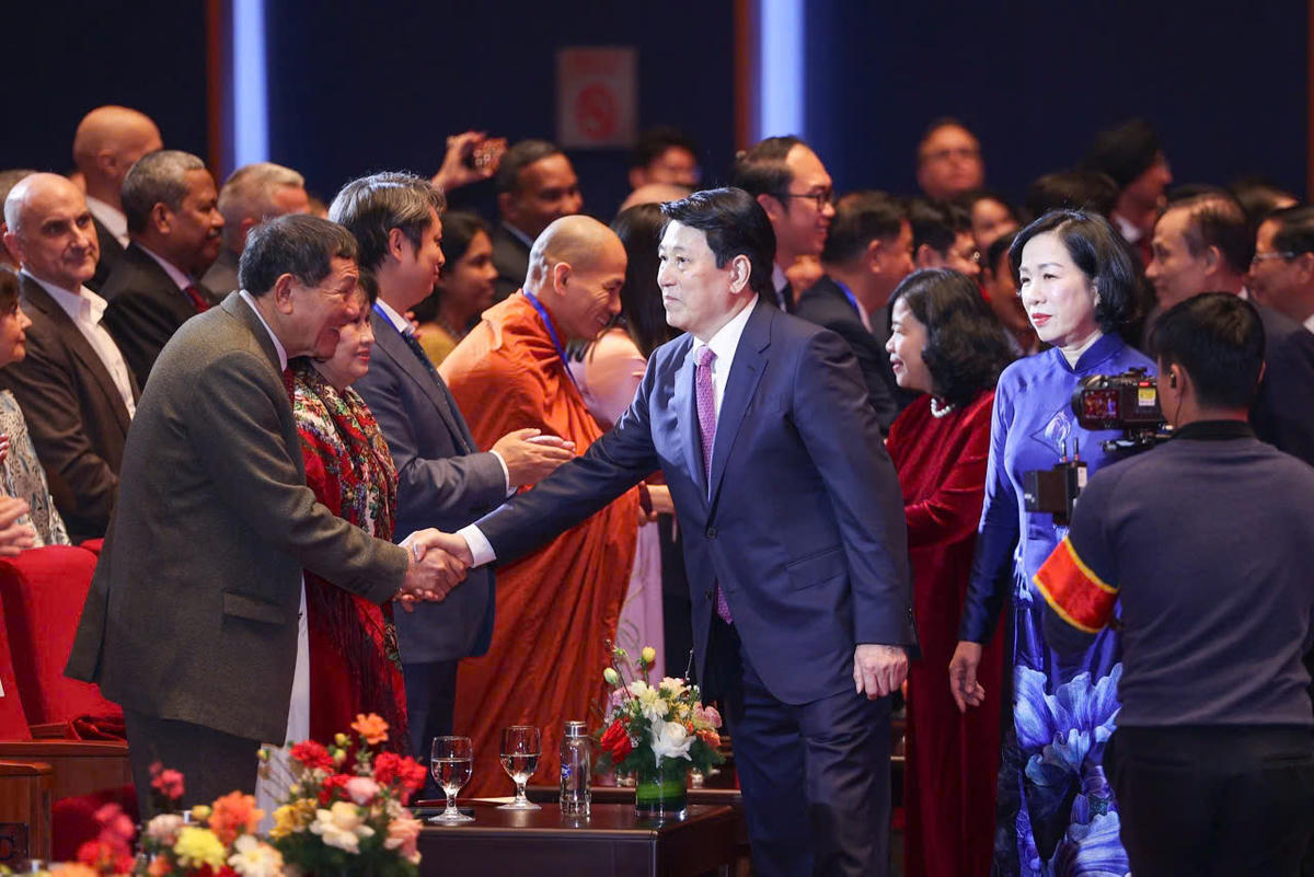 Chủ tịch nước Lương Cường cùng Chủ tịch UBTƯ MTTQ Việt Nam Bùi Thị Minh Hoài thăm hỏi các kiều bào đến tham dự Chương trình (Ảnh: Ngọc Diệp)