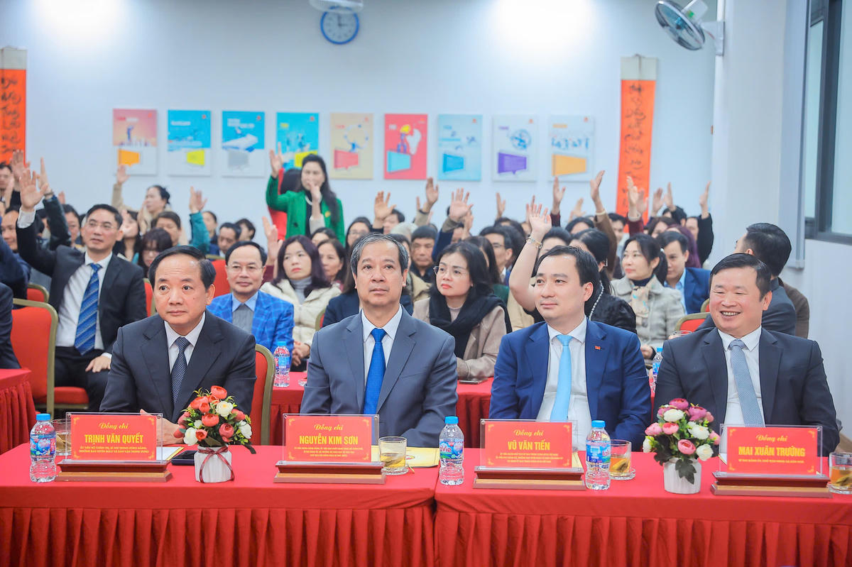 Cử tri tiến hành biểu quyết, thể hiện sự tín nhiệm đối với người ứng cử đại biểu Quốc hội khóa XVI và đại biểu HĐND các cấp nhiệm kỳ 2026-2031. Ảnh: Hoài Nam.