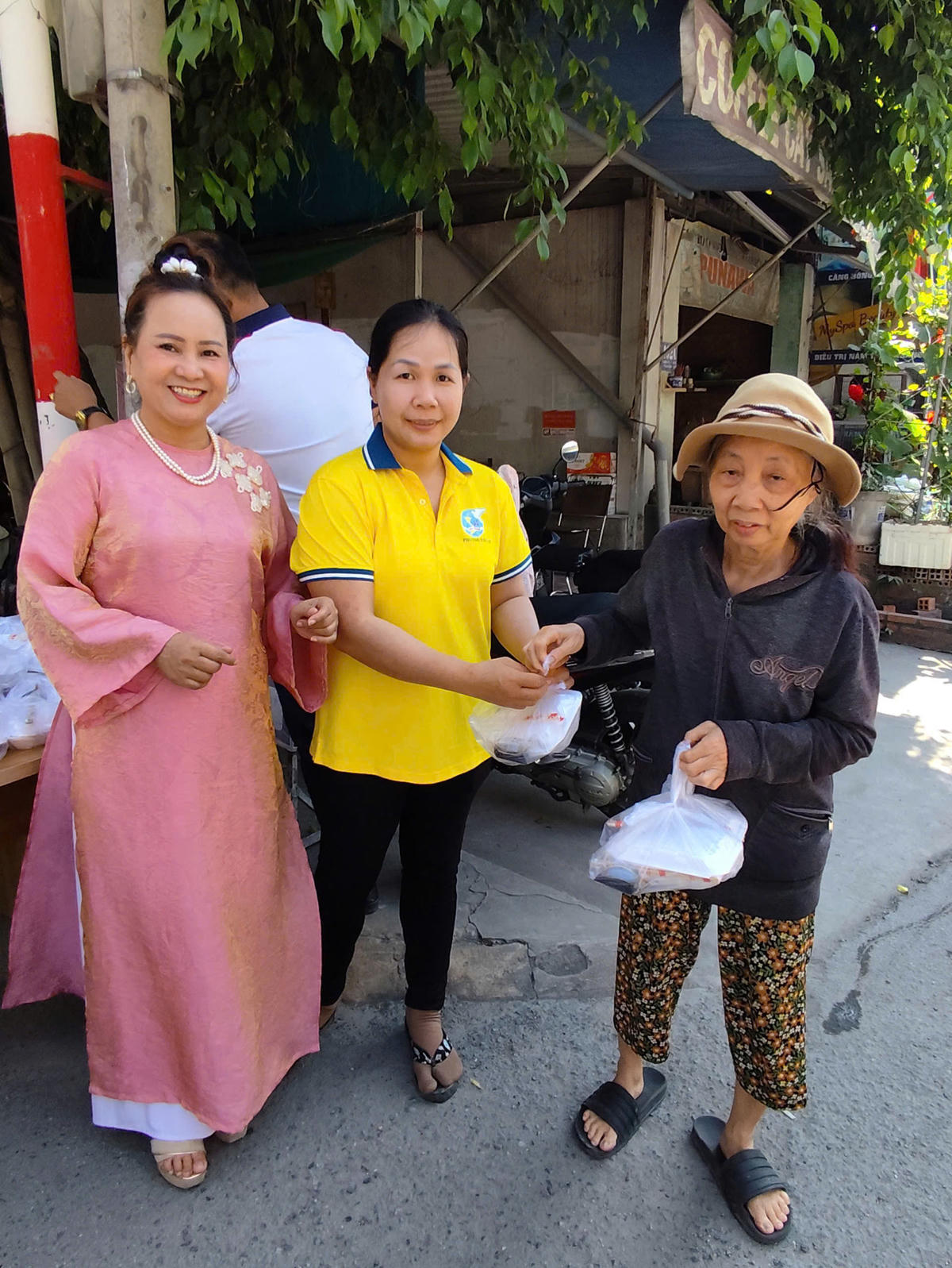 Tặng suất cơm yêu thương cho người dân trên địa bàn. Ảnh: Vũ Giang.