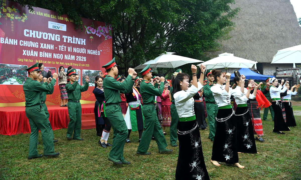 Không gian Làng Văn hóa – Du lịch các dân tộc Việt Nam rộn ràng đón chương trình “Bánh chưng xanh – Tết vì người nghèo” năm 2026, lan tỏa không khí Tết cổ truyền sớm giữa lòng Thủ đô. Ảnh: Phạm Sỹ.