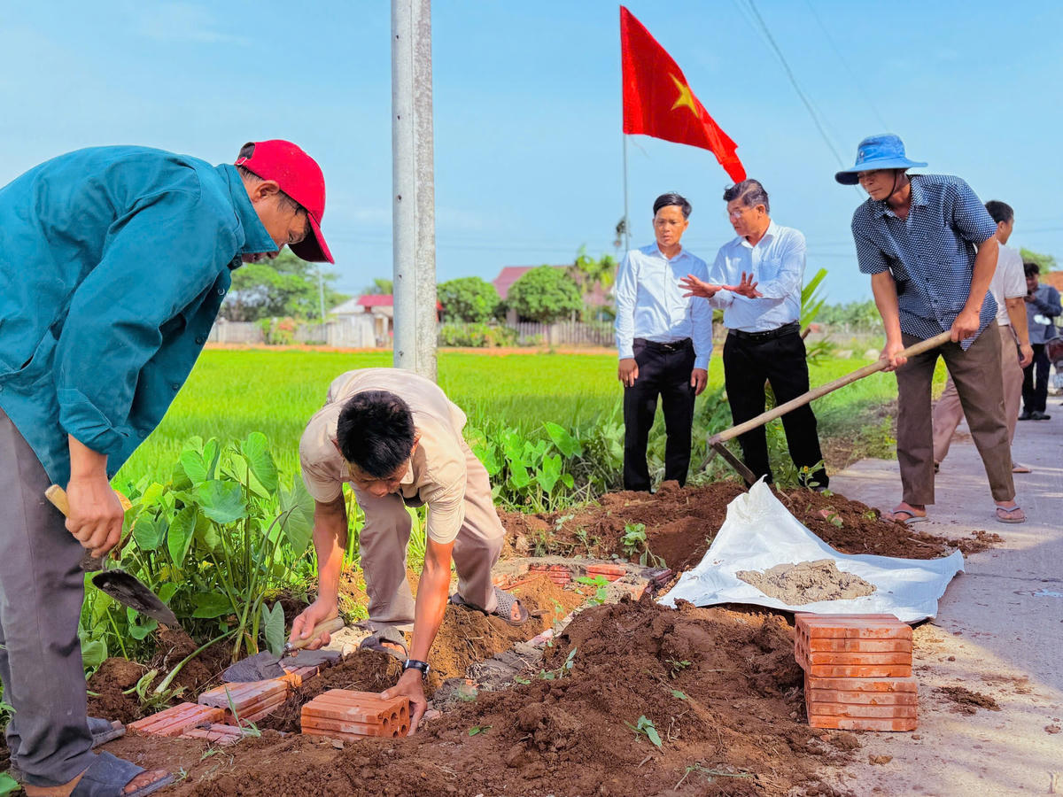 Các tầng lớp nhân dân trên địa bàn tỉnh Quảng Trị đóng góp hàng nghìn ngày công. Ảnh: MT.