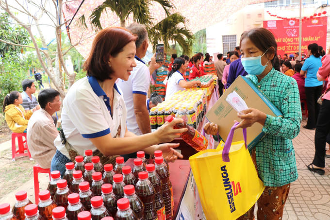 Ngườinghèo được hỗ trợ các nhu yếu phẩm cần thiết trong dịp Tết Nguyên đán Bính Ngọ 2026.&nbsp;