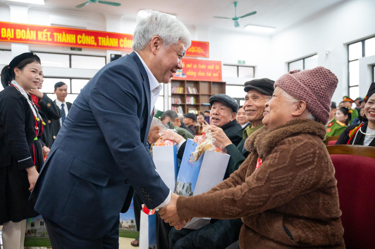 Phó Chủ tịch Thường trực Quốc hội Đỗ Văn Chiến trao quà tặng các đảng viên trên 55 tuổi Đảng