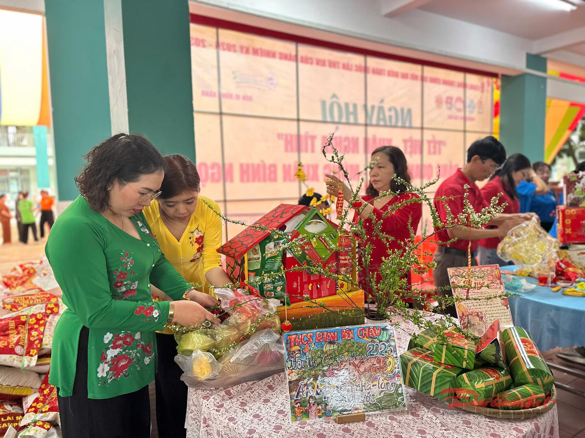 Các thí sinh tham gia hoạt động hội thi tại ngày hội "Tết Việt - Xuân nghĩa tình" phường Phú Thọ Hoà. Ảnh: Hồng Phúc.
