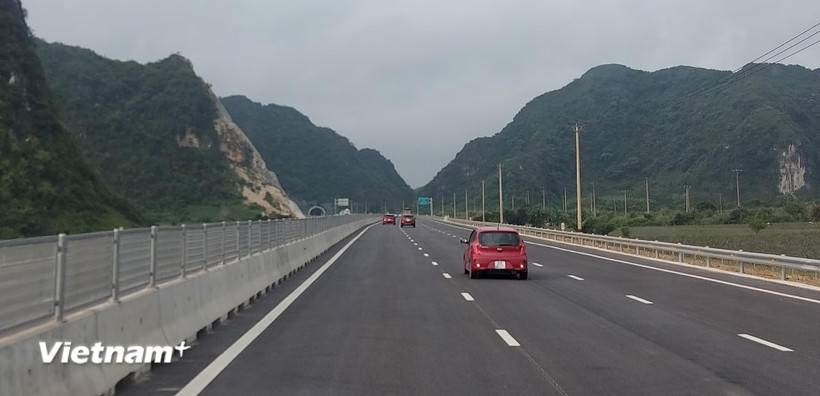 Phương tiện lưu thông trên tuyến cao tốc Mai Sơn-Quốc lộ 45. (Ảnh: Việt Hùng/Vietnam+).