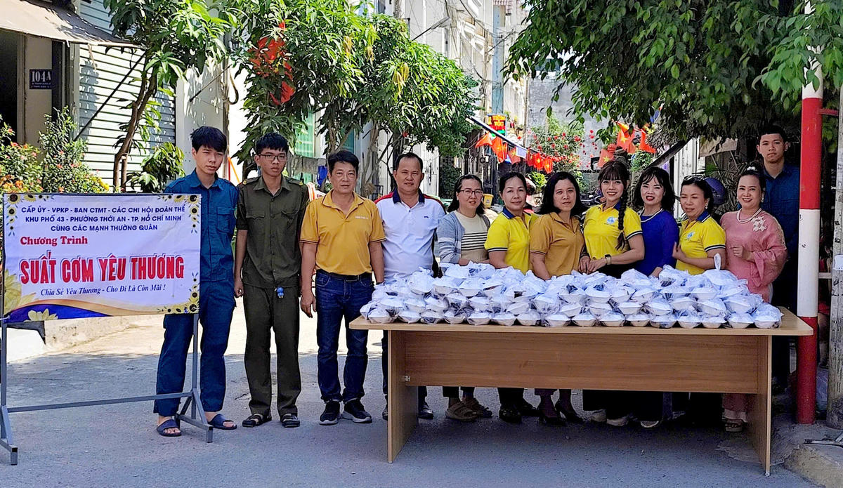 Chương trình suất cơm yêu thương tại khu phố 44 (phường Thới An). Ảnh: Vũ Giang.