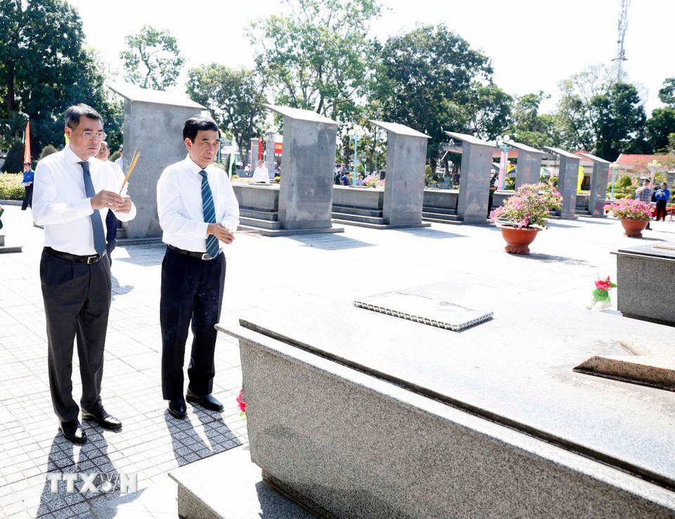 Đại biểu đoàn công tác Trung ương dâng hương tại Nghĩa trang Liệt sỹ Trà Võ. (Ảnh: Thống Nhất/TTXVN)