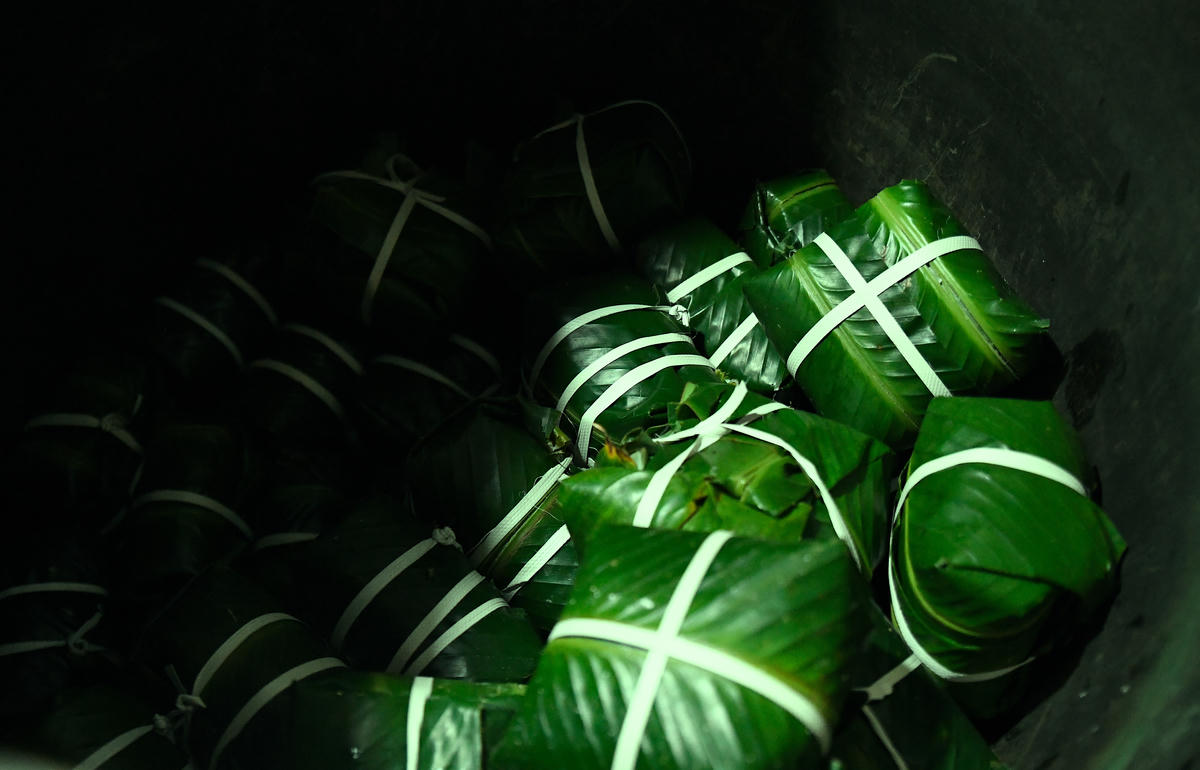 . Khi đã hoàn tất các công đoạn và đủ số bánh theo đơn đặt trong ngày, người thợ khéo léo xếp bánh vào nồi, sẵn sàng bước vào công đoạn luộc bánh. Thời gian để luộc một mẻ bánh kéo dài từ 10 - 12 tiếng đồng hồ. Ảnh: Phạm Sỹ.. 